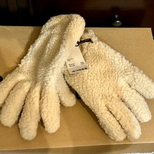 Urban Outfitters 🆕 Sherpa Gloves